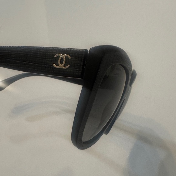 CHANEL Matte Black Butterly Tweed Effect Sunglasses 5332-A Gray Gradient CC Logo - Picture 6 of 8